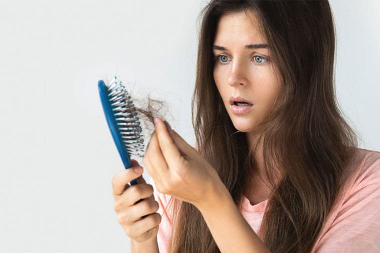 Chị em phụ nữ ngày cảng nhiều tuổi sẽ phải đối mặt với hiện tượng rụng tóc ngày càng nhiều.