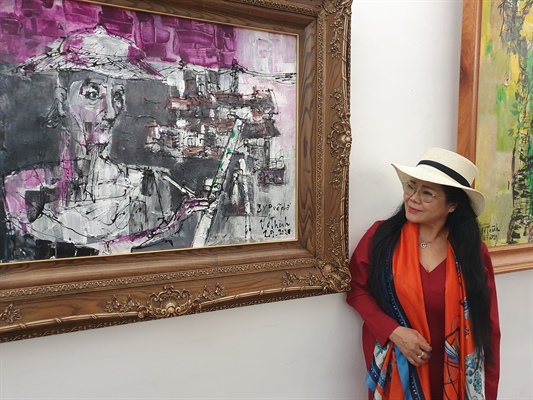 Nữ họa sĩ Văn Dương Thành bên chân dung danh họa Bùi Xuân Phái do chị vẽ