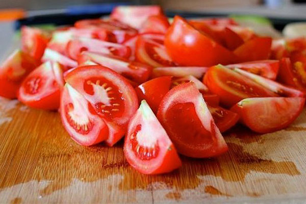cách nấu canh chua cá lóc miền bắc cà chua giúp món canh thêm bắt mắt.
