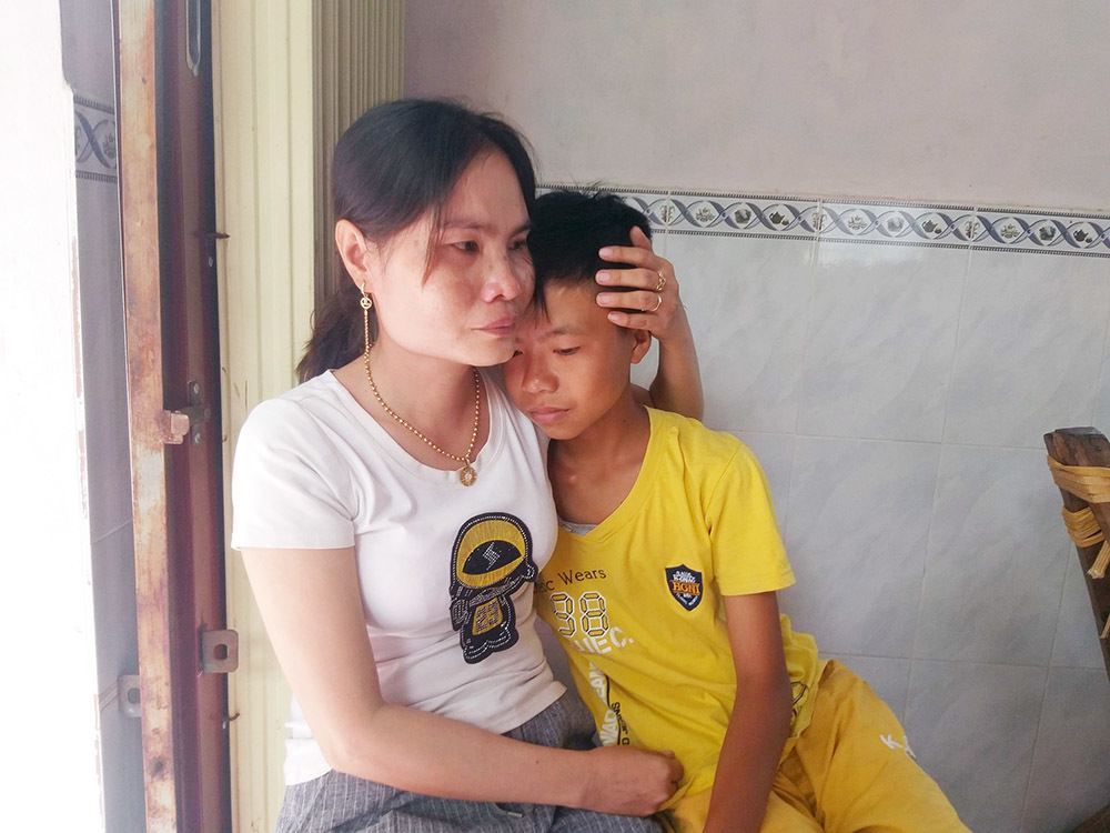 Bậc phụ huynh cảm động vì cậu bé đạp xe 400km lên Sài Gòn thăm mẹ 