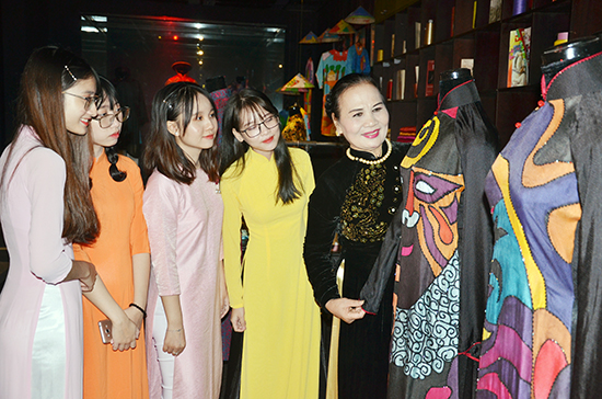 Giới thiệu đến thế hệ trẻ nghề may áo dài truyền thống của dân tộc