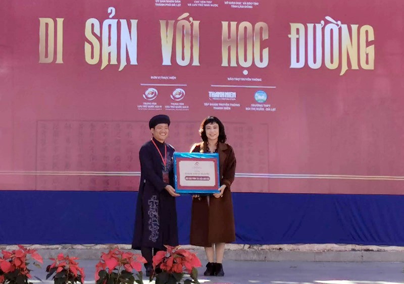 Trung tâm Lưu trữ quốc gia IV trao tặng ngành giáo dục Lâm Đồng 30 phim tài liệu về lịch sử Việt Nam qua tài liệu mộc bản triều Nguyễn.