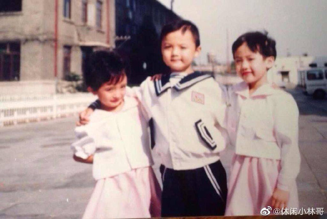 Một bức ảnh khác của Dương Mịch lúc còn nhỏ. Cô là bé gái ngoài cùng bên trái