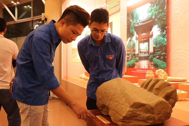 Khách tham quan hiện vật khảo cổ được trưng bày tại chương trình