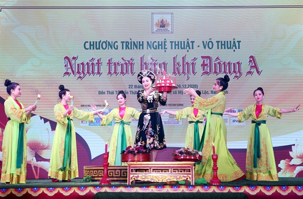 Các nghệ sĩ Nhà hát Nghệ thuật truyền thống tỉnh Nam Định  hát Chầu văn