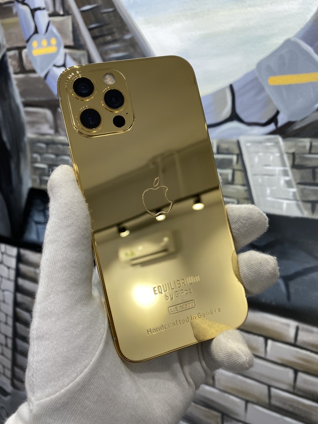 Mặt lưng của Iphone 12 mạ vàng