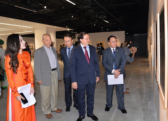 Thứ trưởng Tạ Quang Đông và các đại biểu xem triển lãm