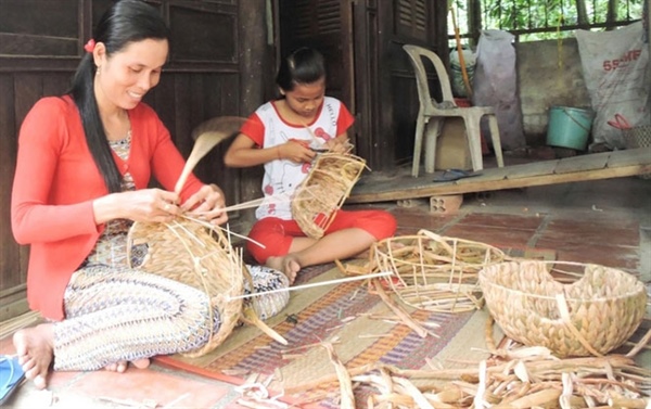 Nghề đan lát thủ công truyền thống của người Khmer.
