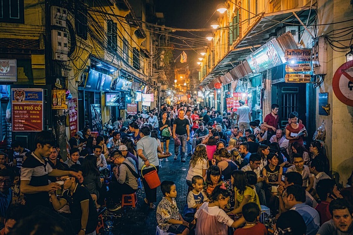 Khu ẩm thực trên phố cổ Hà Nội về đêm