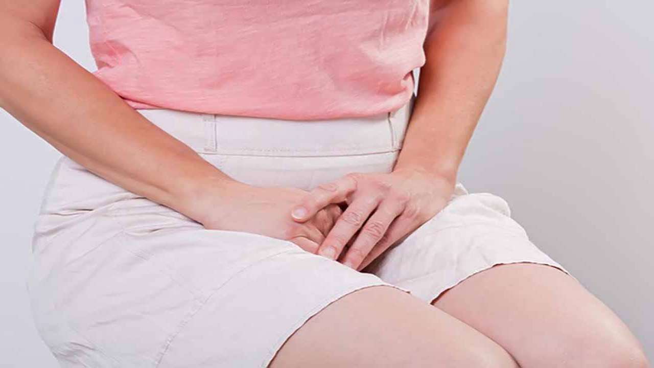 Phụ nữ mãn kinh bị teo âm đạo có thể bị nóng rát khi đi tiểu