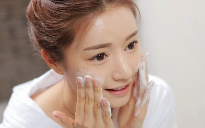 Mặt là một bộ phận nên "lười" vệ sinh để tránh da mất đi các loại dầu tự nhiên, kích thích tuyến nhờn trên da.