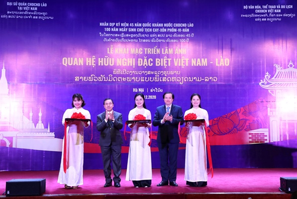 Thứ trưởng Bộ VHTTDL Tạ Quang Đông, Đại sứ đặc mệnh toàn quyền nước CHDCND Lào tại Việt Nam Houngboungnuang cắt băng khai mạc triển lãm